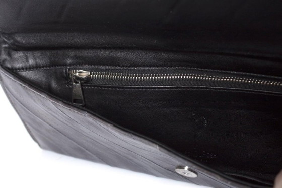 Image 1 of Maison Du Posh, pochette con anello a nocca e drago.