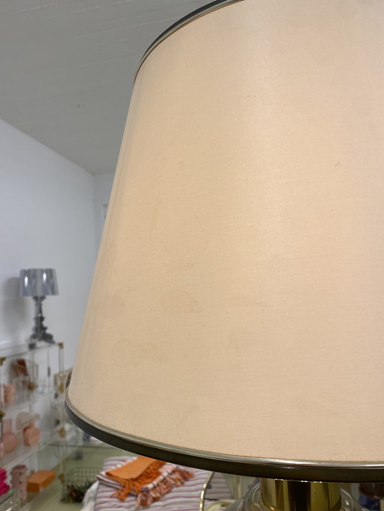 Image 1 of Wunderschöne Doria Leuchten Lampe mit rauchglasfarbenem Lampenfuß und cremefarbenem Lampenschirm