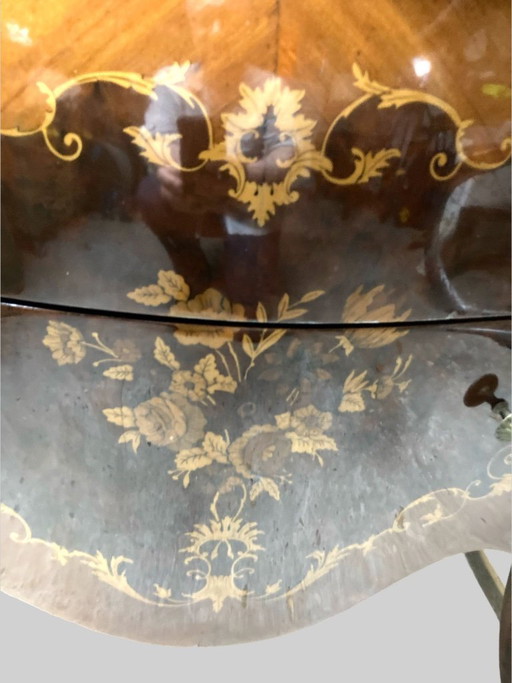 Louis XV-stijl commode met marqueterie en bronsbeslag. – ladekasten, Bronze, Wood (photo 2 of 7)