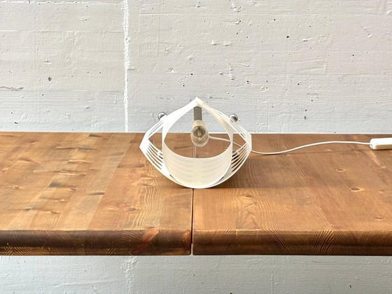 Image 1 of Lampe de table design à structure perforée, signée NIMEX, datant de 2001.