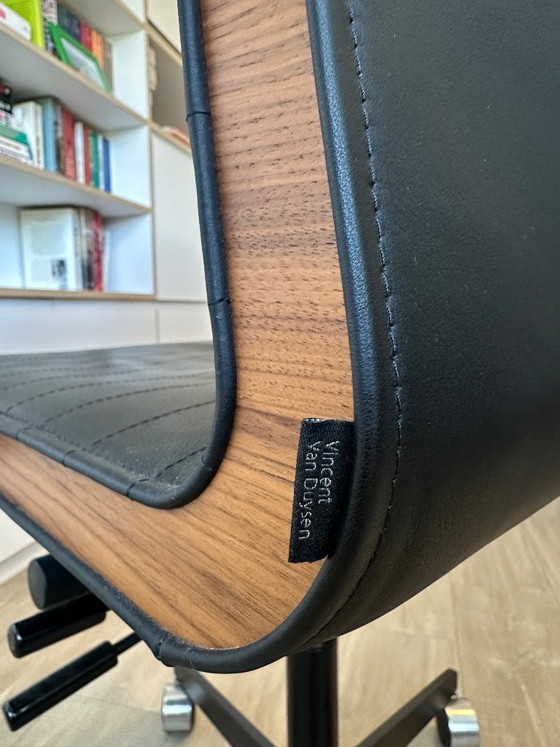 Bulo Vincent Van Duysen black office chair with wooden armrests, Bulo - design by Vincent Van Duysen (photo 10 of 11)