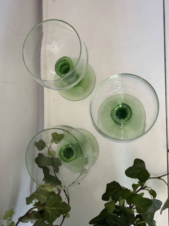 Ensemble de 3 verres à vin vintage à pied vert – Verres et carafes, Glass (photo 3 of 5)