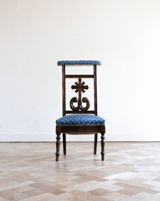 Sedia da preghiera antica con rivestimento in seta blu: pezzo unico ed elegante