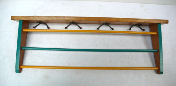 Image 1 of 50er 60er Garderobe Hakenleiste mit Hutablage, 4 Doppelhaken auf Buche Rahmen mit Grün und Orange, Mid Century Modern