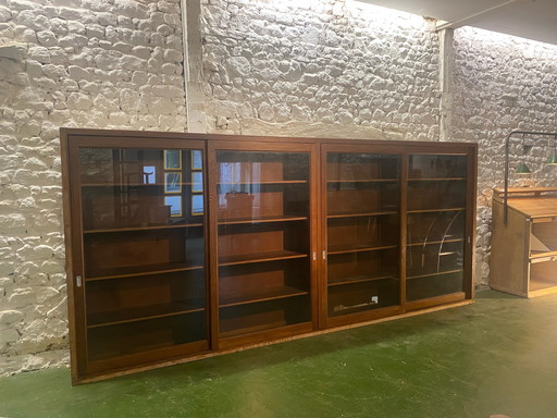 Großer verglaster Bücherschrank