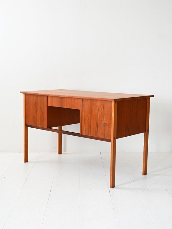Image 1 of Bureau scandinave vintage en teck avec 7 tiroirs