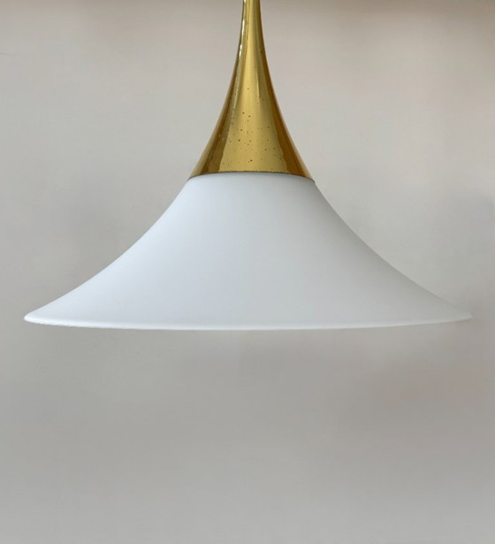 Image 1 of Paire de suspensions par Limburg en laiton et opaline, Allemagne 197