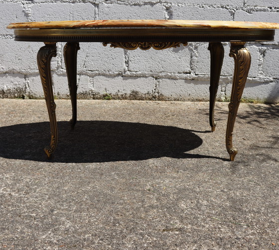 Image 1 of Table basse ovale française en marbre d'onyx et laiton - Table de salon - Table de cocktail - Style Louis XV- 70s