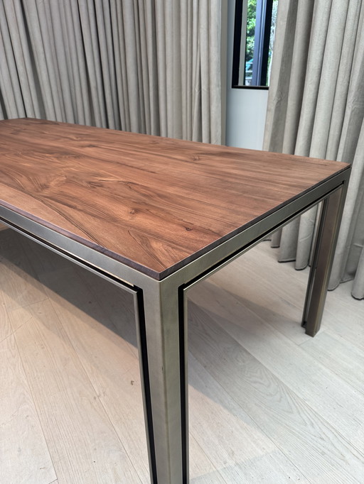Table à manger design en noyer