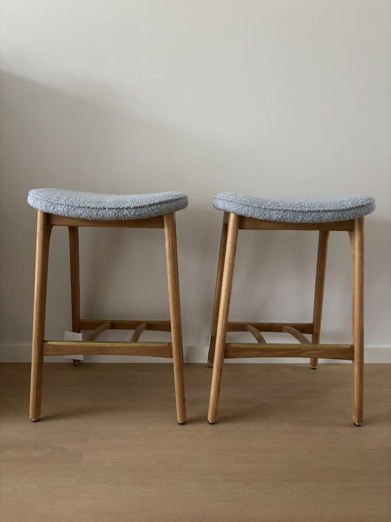 Image 1 of 2x Sgabelli da bar del marchio 366 Concept – Legno di frassino + seduta in bouclé azzurro – Nuovi