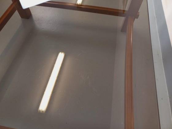Image 1 of Vintage vierkante Italiaanse Fontana Arte salontafel van hout en gerookt glas uit de jaren 70.