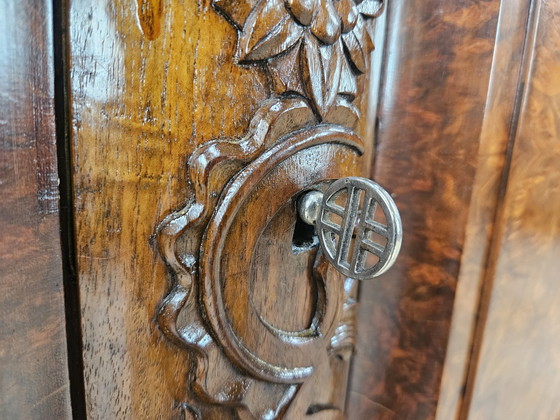 Image 1 of 1930s Art Deco Display Cabinet in Walnut and Walnut Root