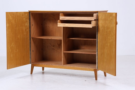 Image 1 of Armoire à linge vintage en bois | Mid Century armoire des années 50 avec sculptures | 60's rétro armoire à casiers #05-60