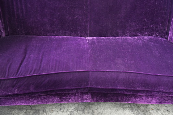 Image 1 of Sofá de tres plazas de terciopelo morado: glamour moderno y comodidad de lujo.