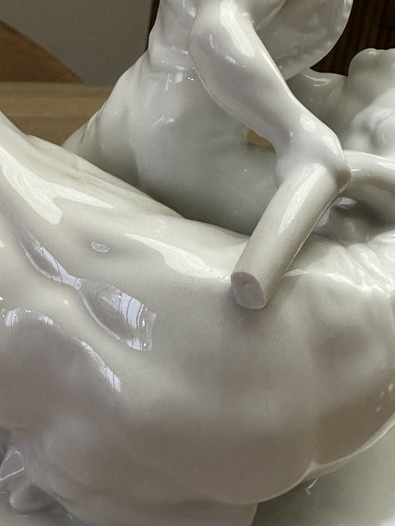 Image 1 of Scultura in porcellana d'epoca – toro con figura – manca un corno – classico oggetto decorativo bianco