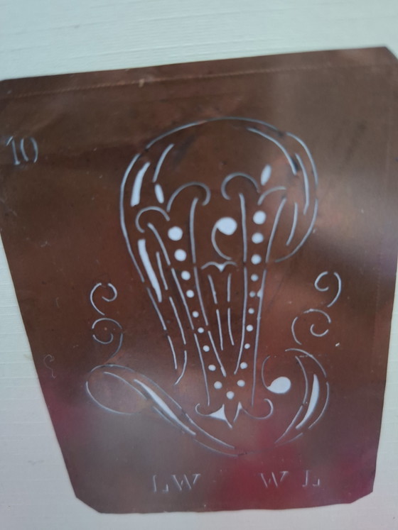 Image 1 of Gerahmte antike Kupferschablone der Buchstaben LW.