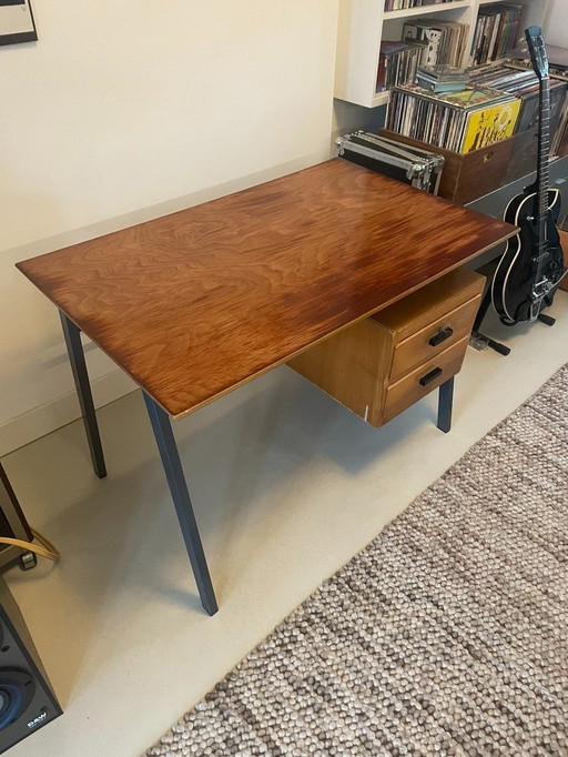 Schreibtisch aus der Mitte des Jahrhunderts