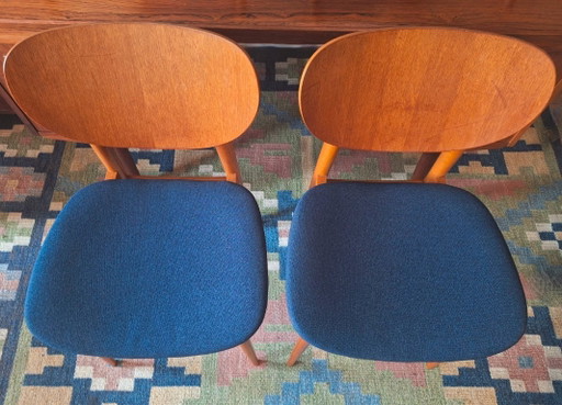 Een paar teakhouten eetkamerstoelen met marineblauwe hoezen, Denemarken, jaren 60.