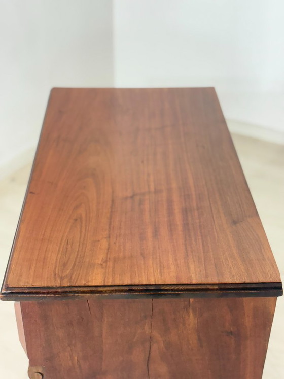 Image 1 of Prachtige antieke Gründerzeit (eind 19e eeuw) vertiko ladekast circa 1900 – elegant walnotenfineer en messing beslag.