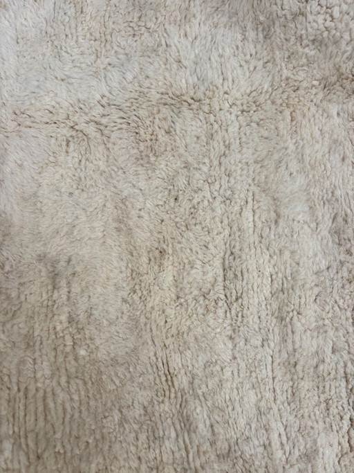 Grande tappeto marocchino Beni Ouarain – 280 x 410 cm – Tappeto minimalista in lana fatto a mano, colore avorio naturale.
