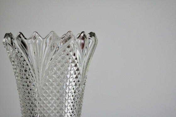 Image 1 of Grand vase en cristal taillé – motif à pointes de diamant
