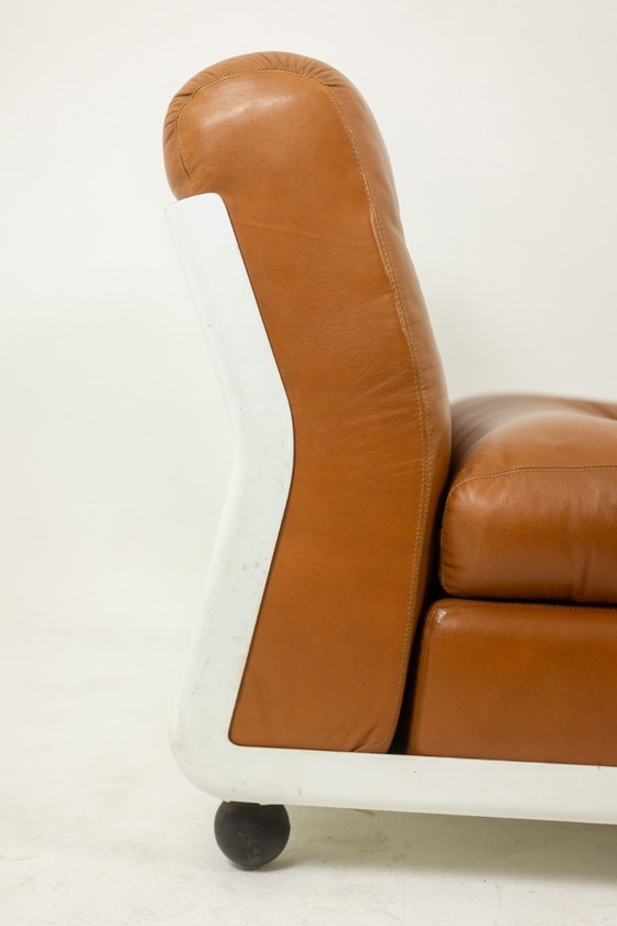 Image 1 of Mario Bellini, pour B&B  Fauteuil chauffeuse Amanta en cuir. Vers 1970
