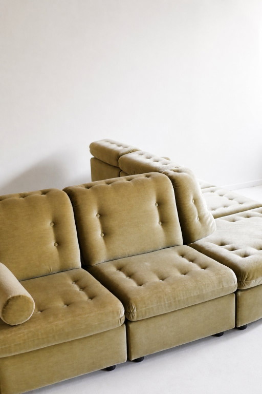 Sofá modular de terciopelo verde oliva.