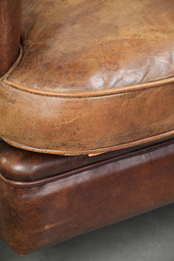 Image 1 of Stoere en begeerlijke vintage schapenleren clubfauteuil met een mooi patina en warme kleuren