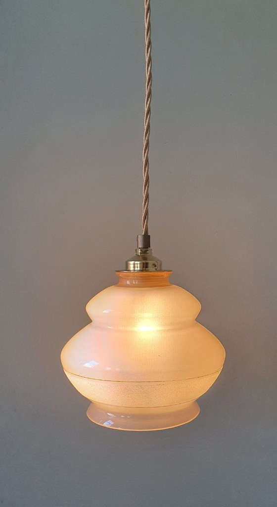 Image 1 of Lampada a sospensione vintage rosa - vetro opalino con bordo decorativo satinato