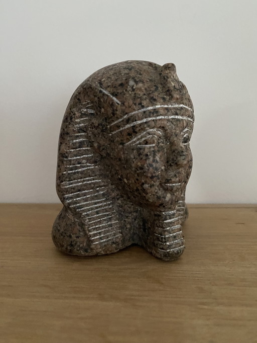 Statue de pharaon en granit