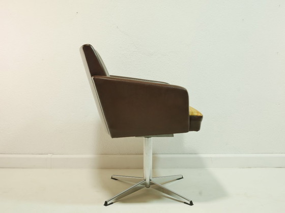 Image 1 of Vintage draaibare fauteuil uit de jaren 70, fauteuil in mid-century stijl, bruin kunstleer, chromen onderstel, retro loungestoel