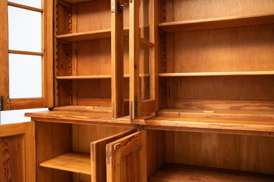 Monumentale grenenhouten boekenkast uit een schoolbibliotheek in Warschau, Polen, begin 20e eeuw. (photo 15 of 17)