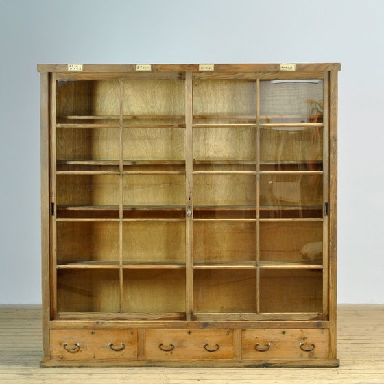 Japanese display cabinet, circa 1950 – Glass, Metal (photo 2 of 16)