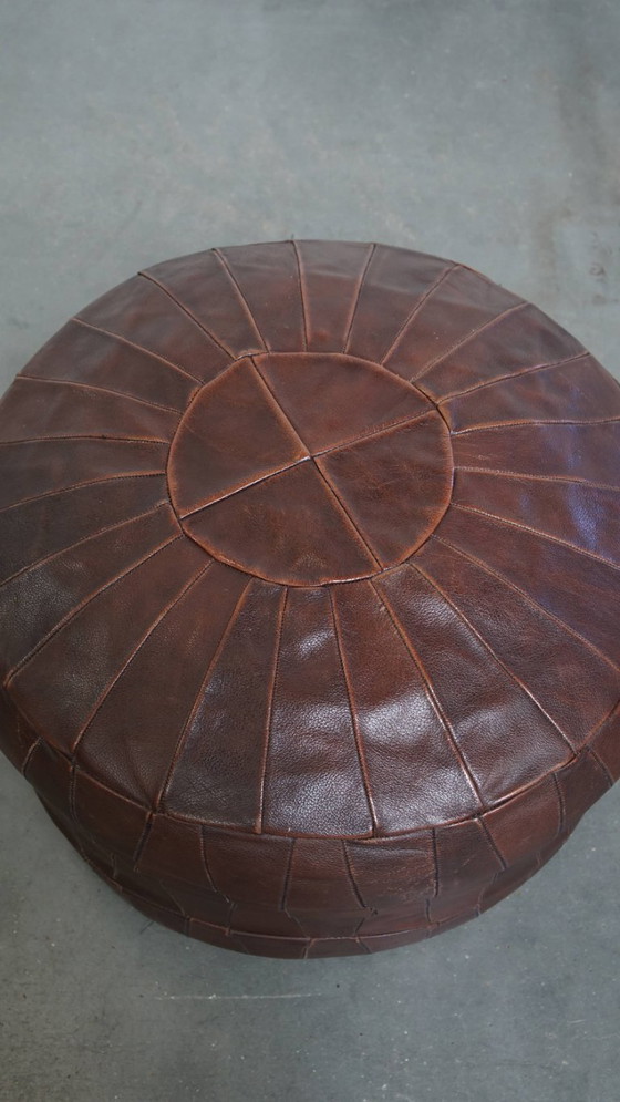 Image 1 of Pouf vintage in pelle di vacchetta marrone con design patchwork degli anni '70