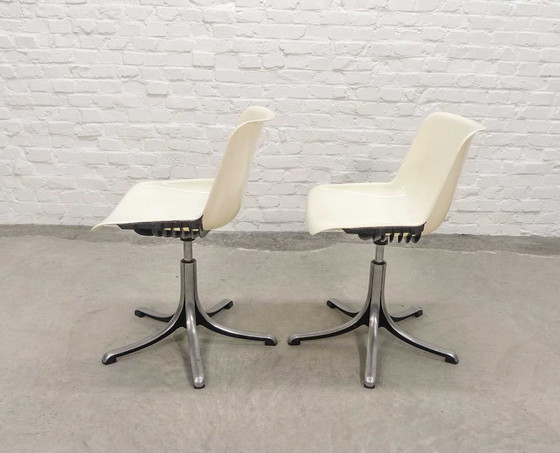 Image 1 of Mid-Century Set of Two White Osvaldo Borsani ‘Modus’ Fiberglass and Aluminium Desk Side Chairs for Tecno, Italy, 1970s. 