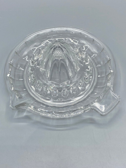 Citruspers van helder geperst glas – geribbelde kegel – Frankrijk, circa – glazen karaffen