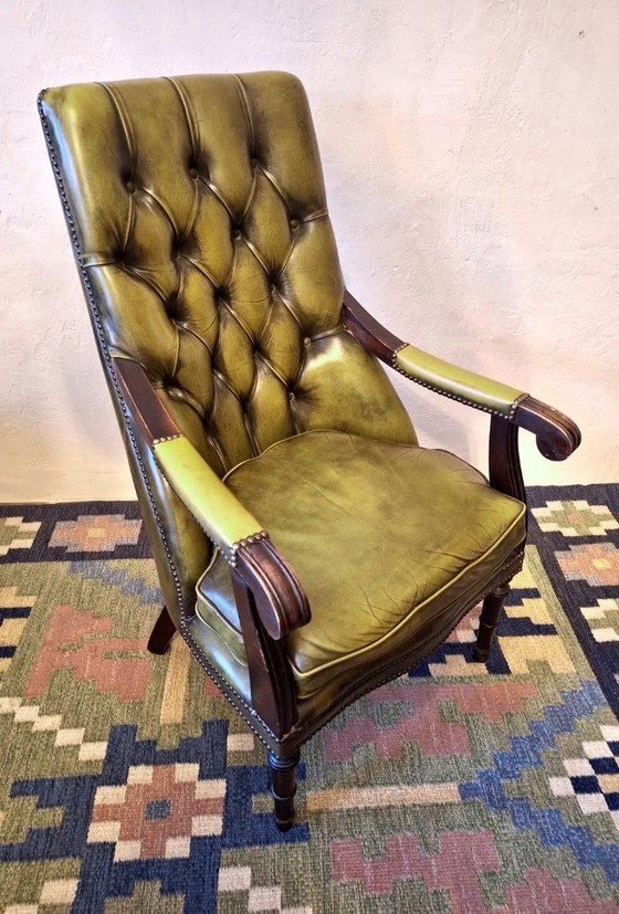 Image 1 of Silla de biblioteca Chesterfield de cuero capitoné verde oliva, década de 1970