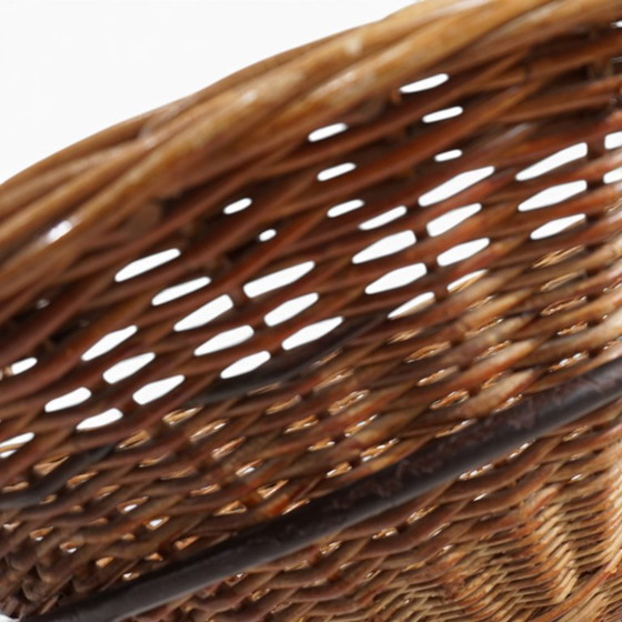 Image 1 of Pod Chairs – Een paar loungestoelen van rotan/riet op een metalen frame, 1970
