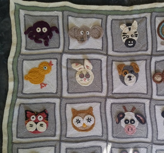 Image 1 of Handgehaakte dieren deken 30 vierkantjes