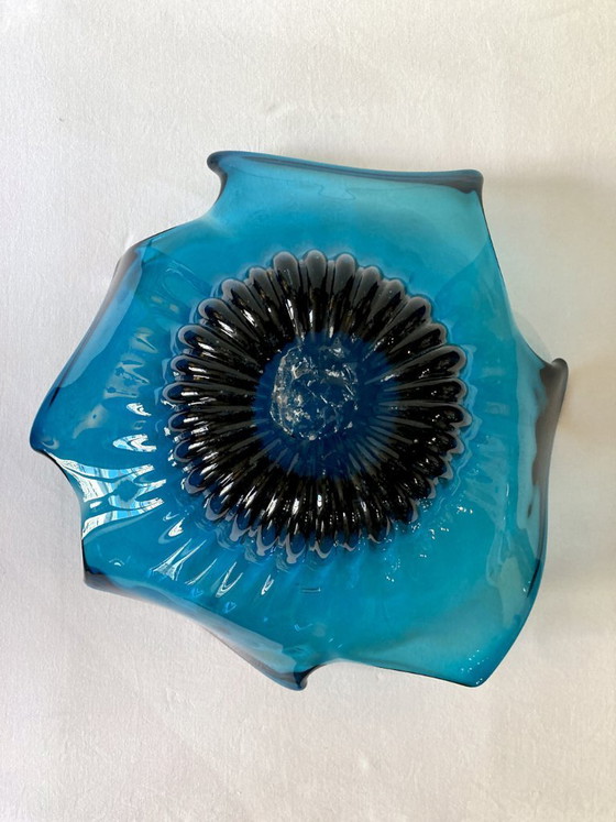 Image 1 of Grande fruttiera in vetro soffiato blu.