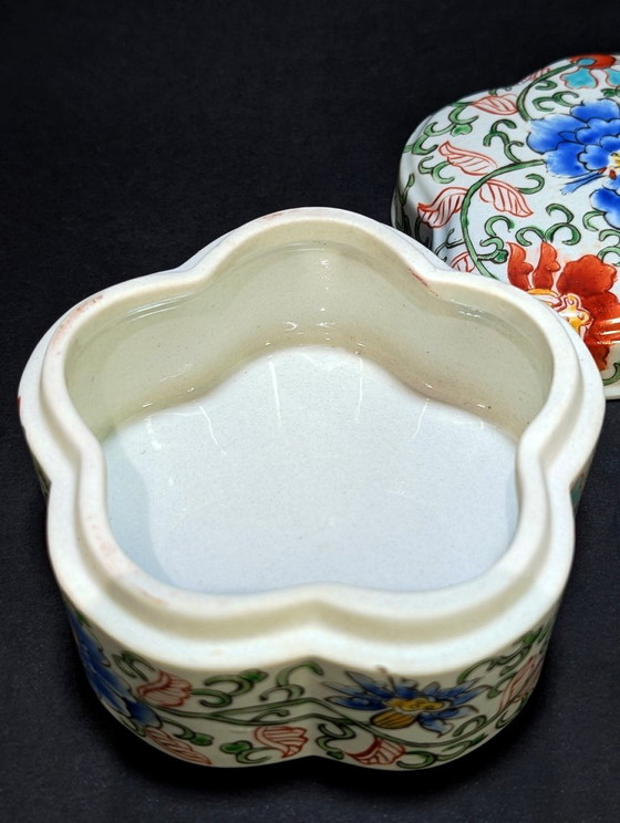 Scatola cinese in porcellana policroma – Jingdezhen – 中国景德镇制 – 1960 – Oggetti decorativi, Porcelain (photo 2 of 10)