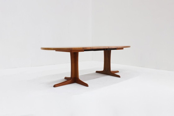 Image 1 of Table de salle à manger ovale extensible vintage danoise en teck massif