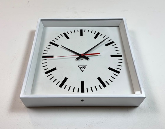 Image 1 of Reloj de pared cuadrado industrial blanco de Pragotron, años 70