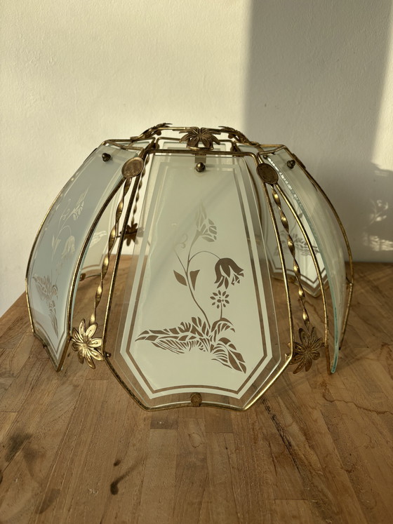 Image 1 of Set van 2 vintage glazen lampenkappen (Ø40 cm) met goudkleurig bloemenframe – Art Nouveau stijl