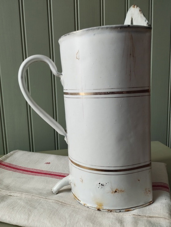 Image 1 of Antieke, wit geëmailleerde metalen klysma-pot/fontein met gouden rand.