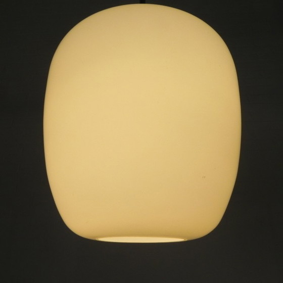 Image 1 of Vintage schoollamp met witte matglazen kap en verchroomd armatuur, jaren 50