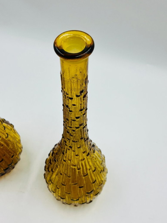 Image 1 of Set van twee vintage Empoli-flessen van getextureerd amberkleurig glas.