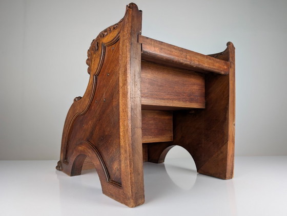 Verzierter hölzerner Tritthocker mit geschnitzten Gesichtern, Holz, Braun, Renaissance (Foto 10 von 15)