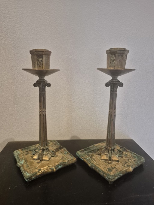 Pair of antique bronze column candlesticks (21 cm) – Neo-Gothic with beautiful green patina 1880-1900
