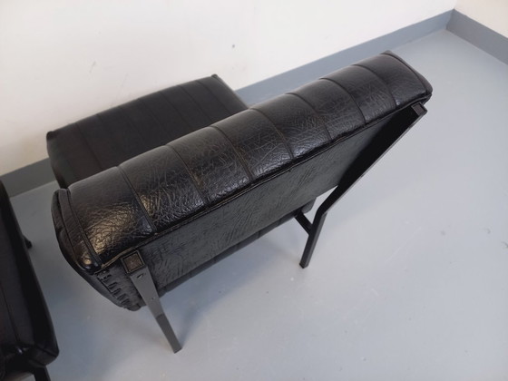 Image 1 of Set van 2 vintage modernistische loungestoelen in zwart kunstleer en metaal uit de jaren 60.